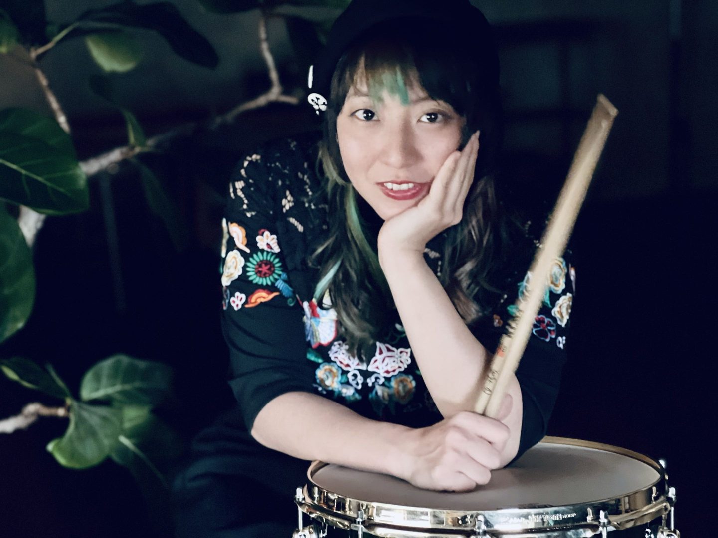 ドラムスティックを持つ近藤里保のプロフィール写真